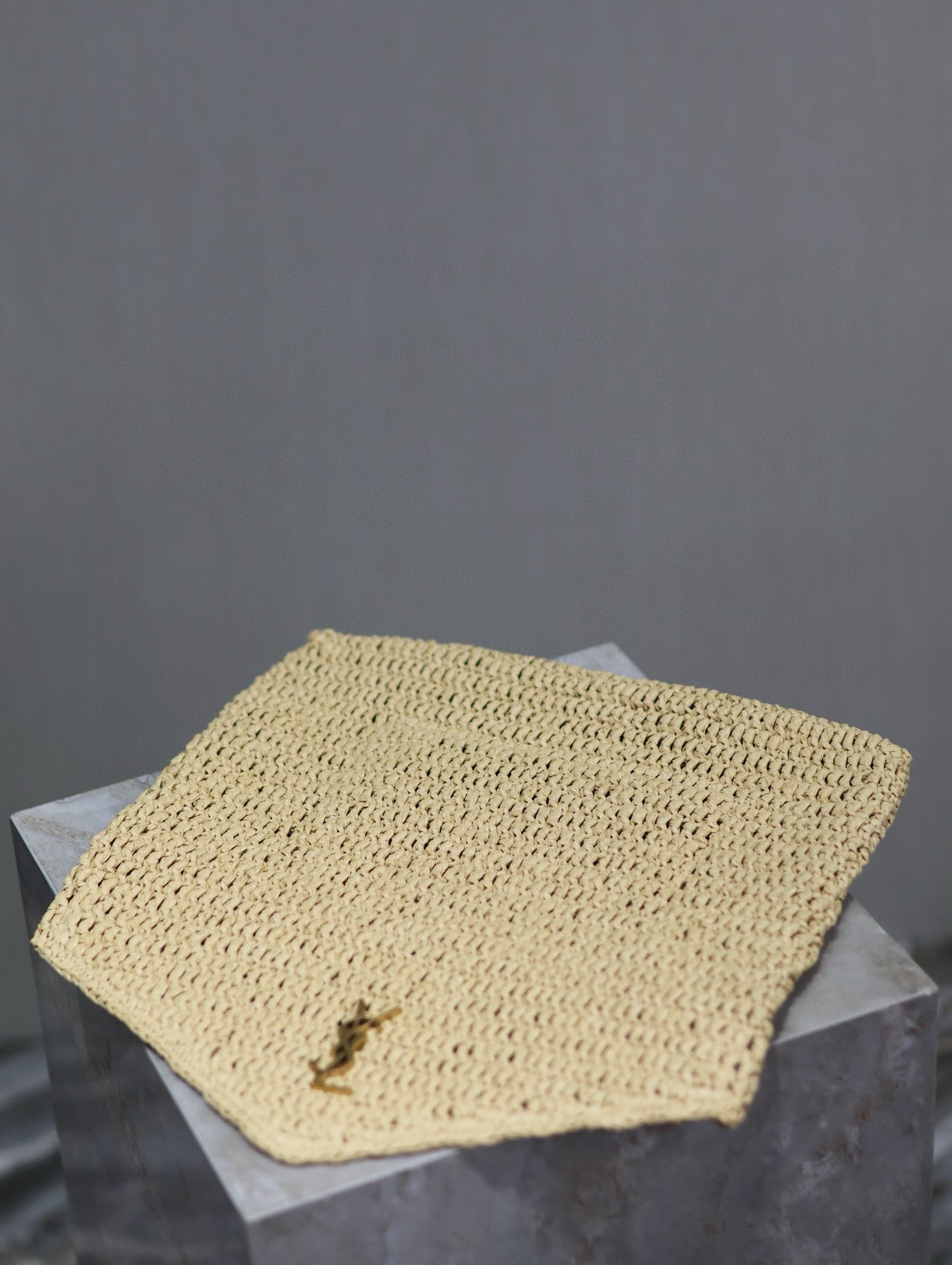YSL 25S CASSANDRE LARGE ENVELOPE POUCH 29 IN NATURAL RAFFIA GOLD HARDWRE