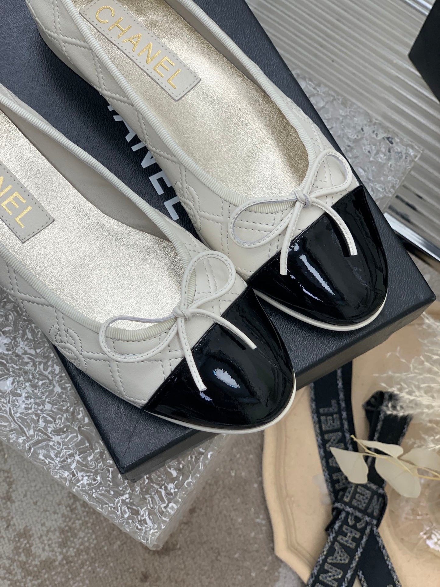 CHANEL BALLET FLAT GLOSSY BLACK MIX IVORY LAMBSKIN