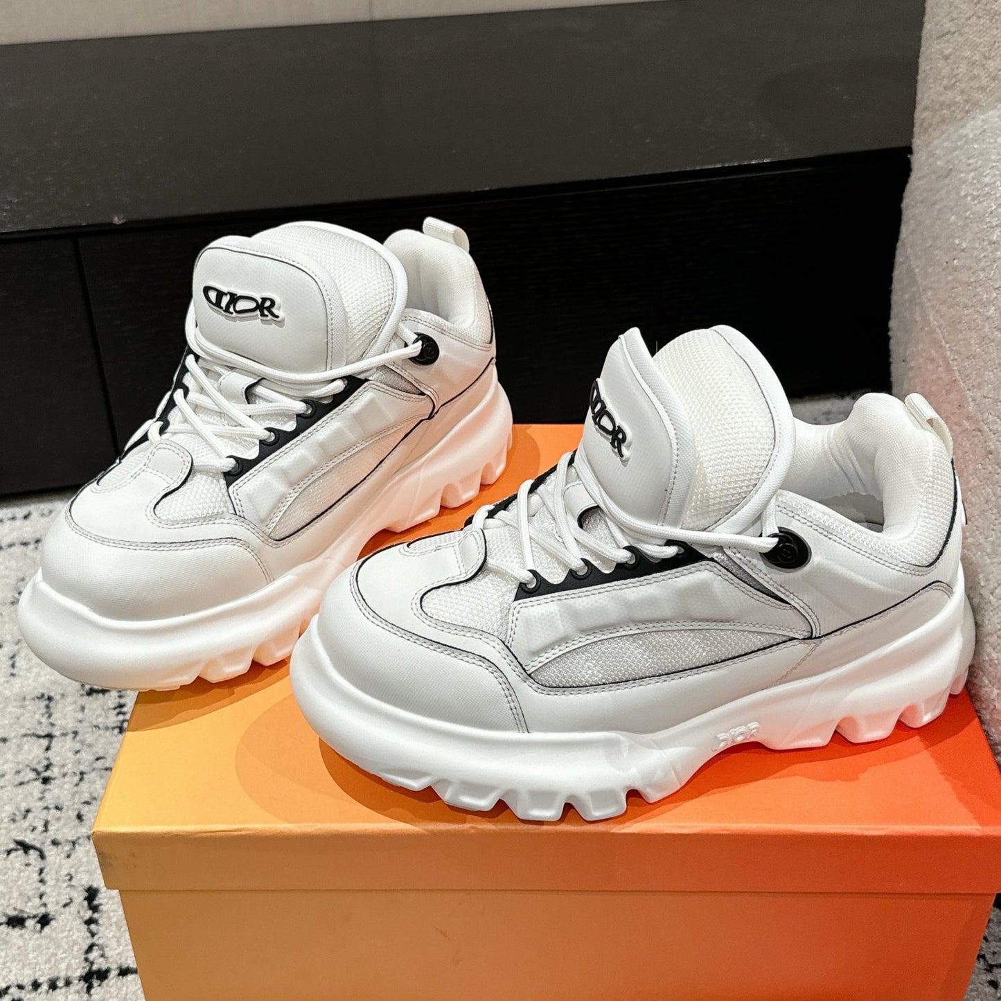 DIOR SNEAKER IN WHITE CALFSKIN AND BREATHABLE MESH 175310
