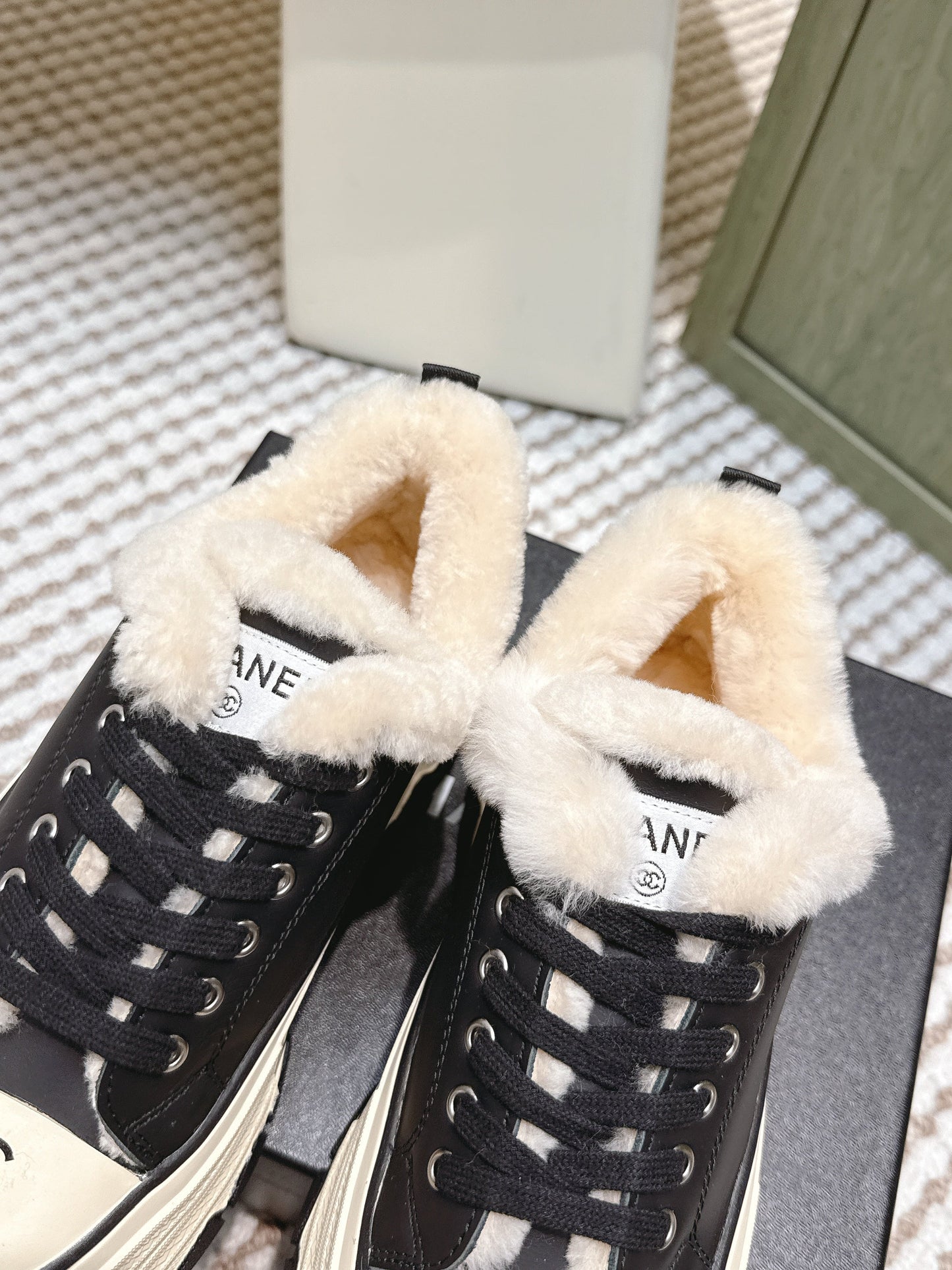 CHANEL 25S THICK-SOLE SNEAKERS 60MM IN BLACK AND BEIGE CALFSKIN WITH FUR LINING