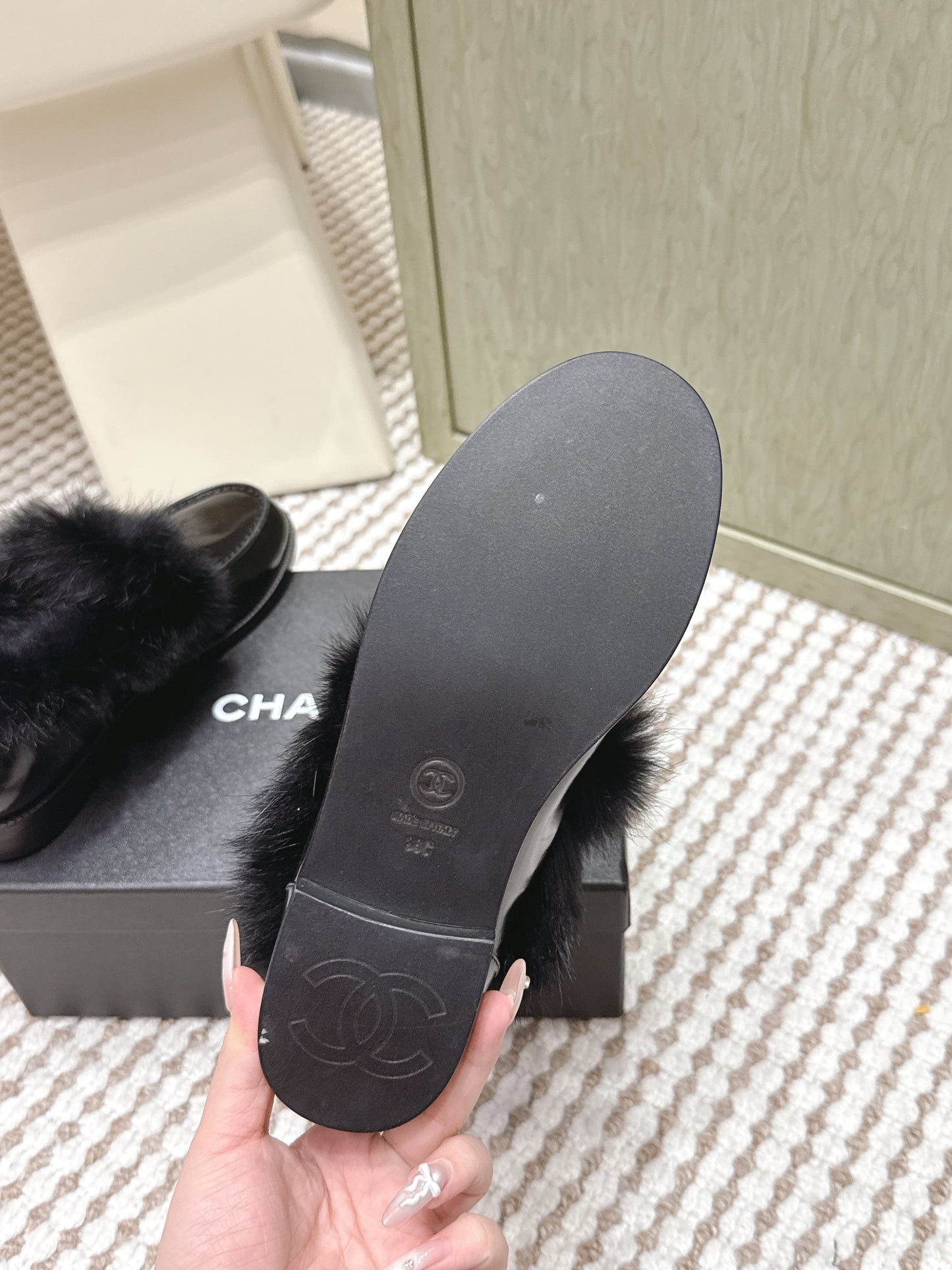 CHANEL 25S LOAFERS MOASIN IN BLACK GLOSSY CALFSKIN WITH MINK FUR LINING