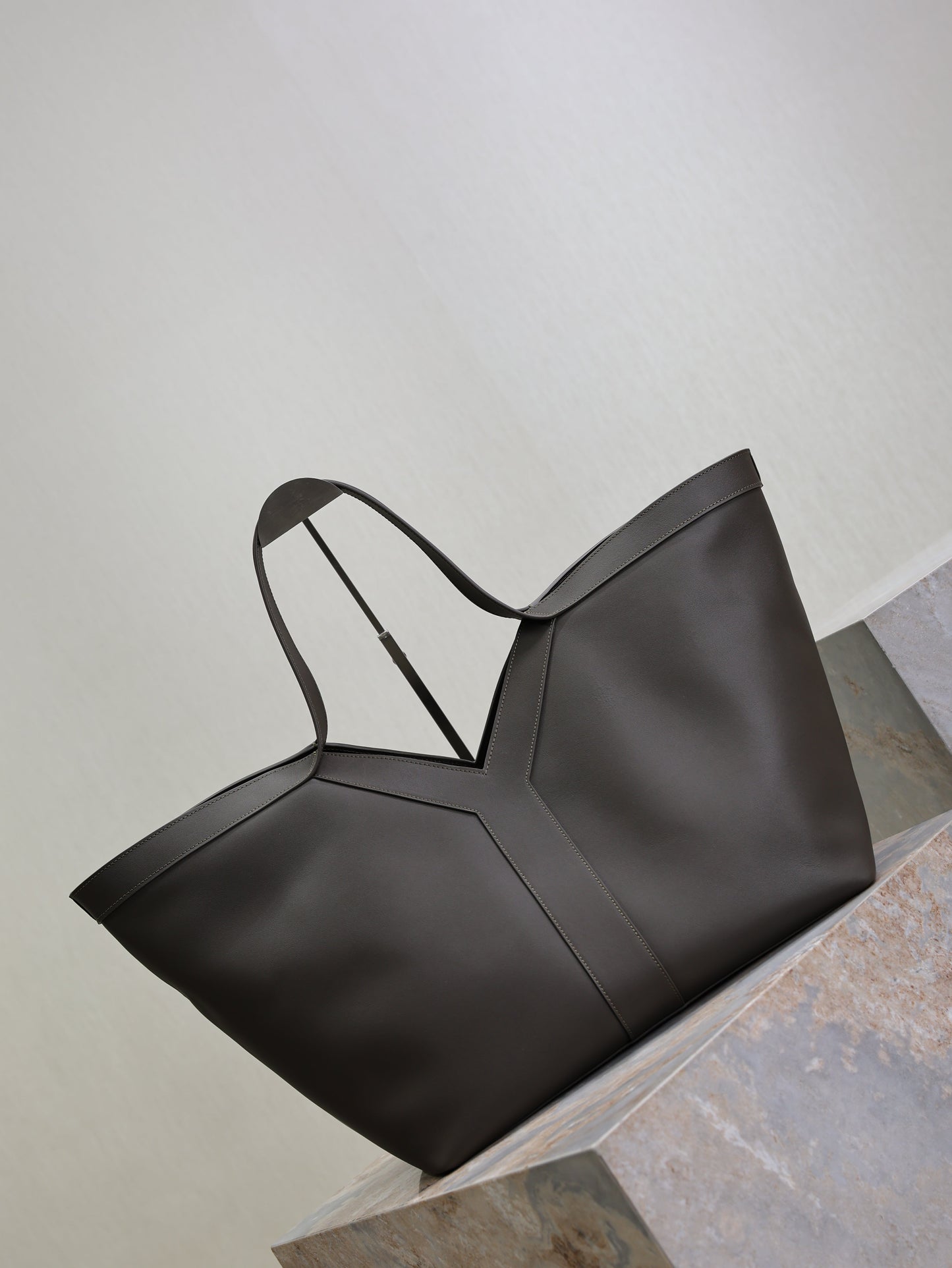 YSL 25S Y MAXI TOTE 50 IN MUTED CHARCOAL CALFSKIN GOLD HARDWARE