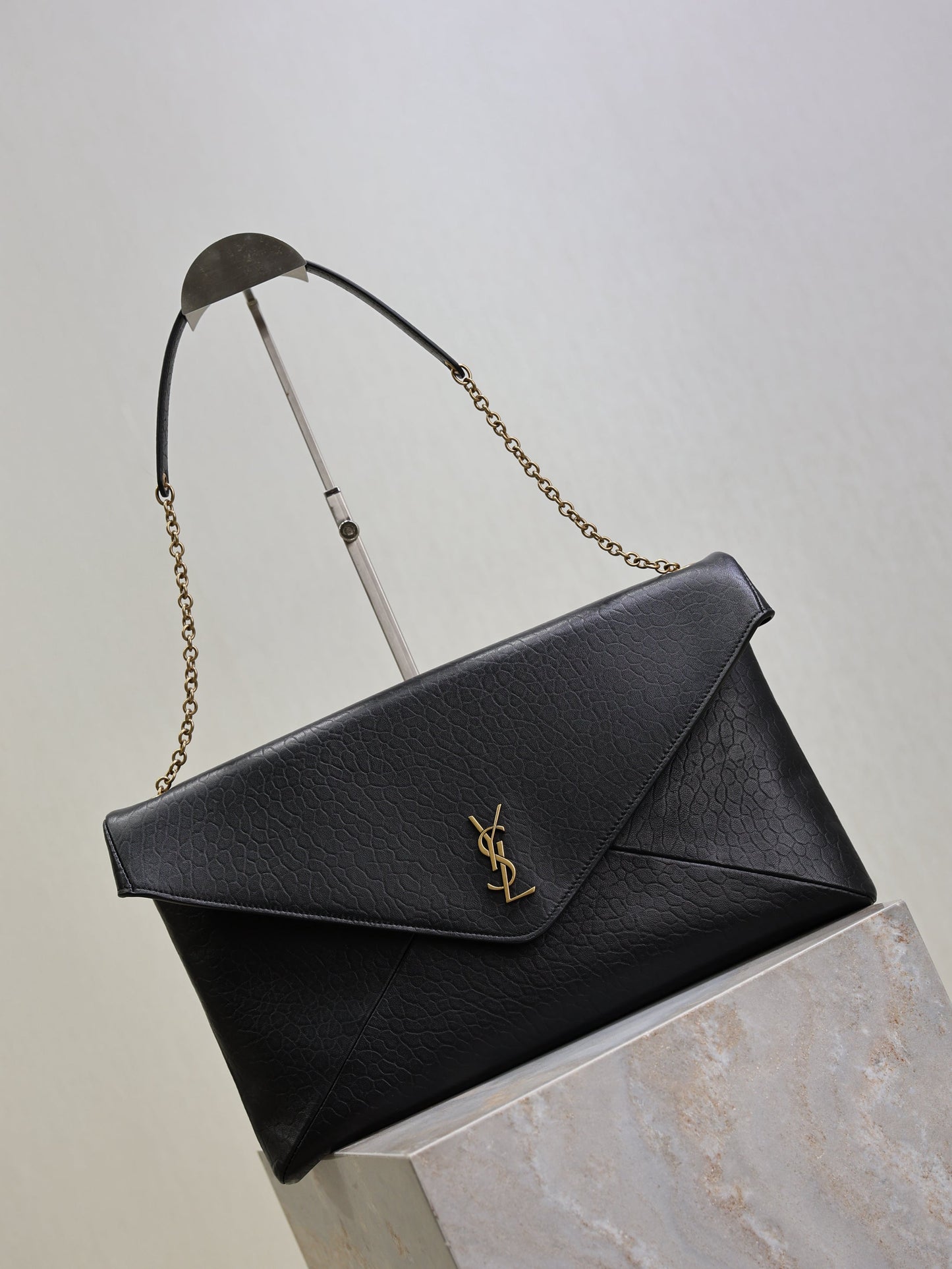 YSL 25S CASSANDRE ENVELOPE MESSENGER 35 IN BLACK LAMBSKIN GOLD HARDWARE