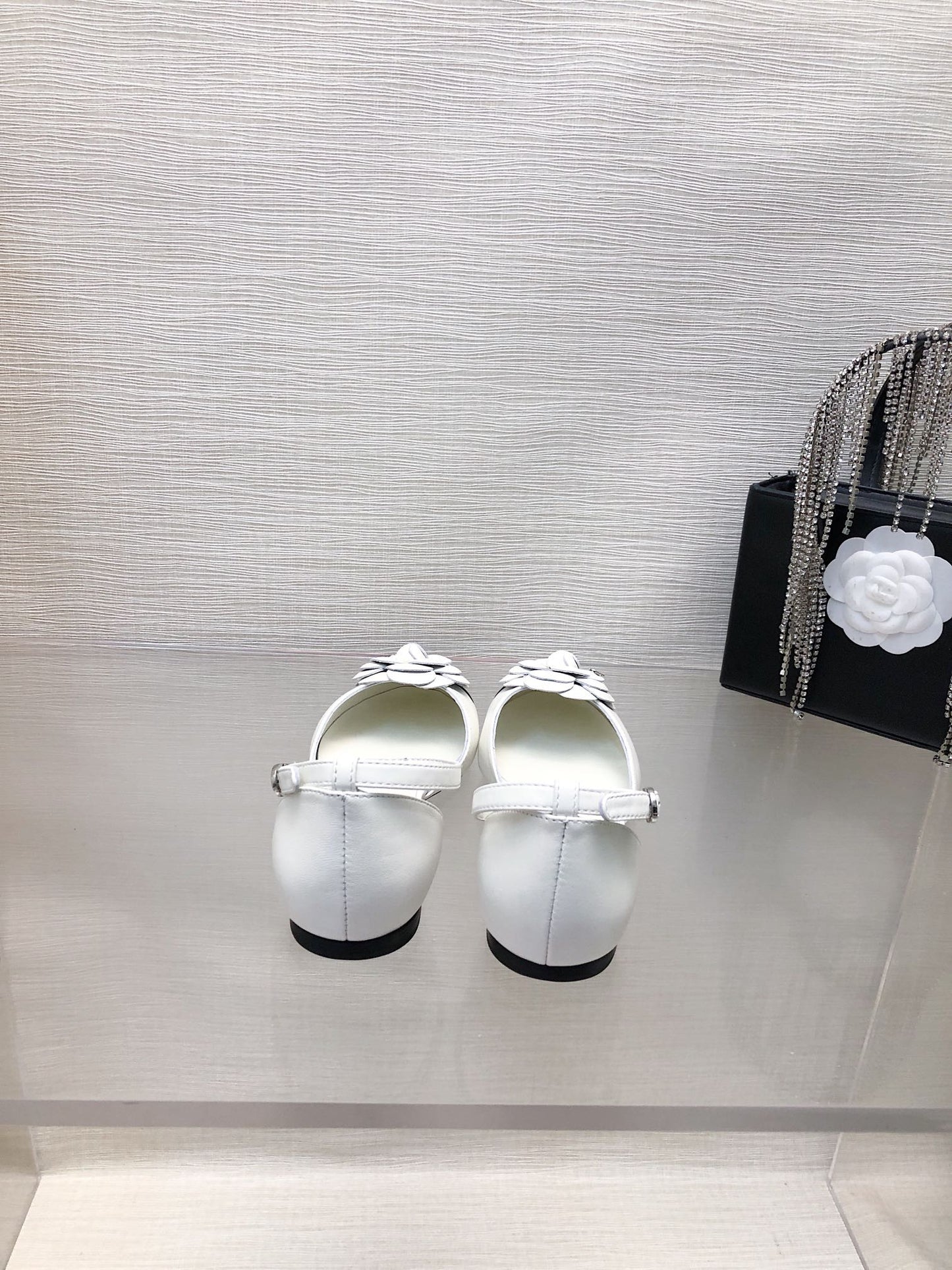 CHANEL WHITE MIX BLACK LAMBSKIN CAMELLIA HOLLOW SANDAL