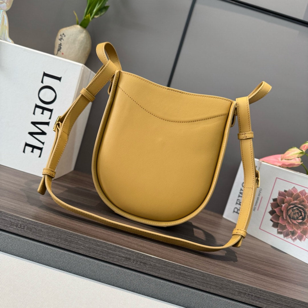 HAMMOCK SLICE 25 BAG IN SAND YELLOW SHINY CALFSKIN