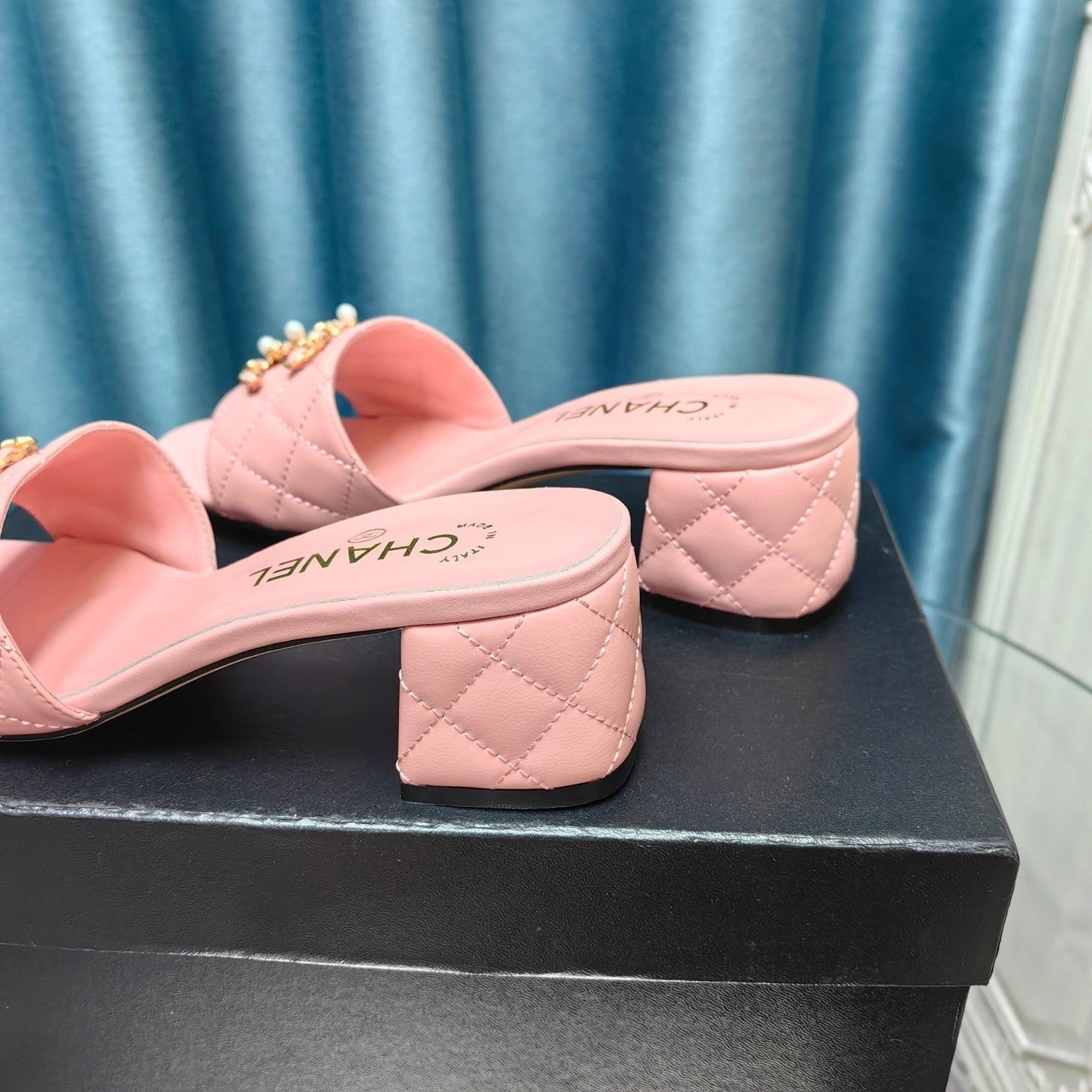 CHANEL MULE SLIDE SANDAL IN LIGHT PINK LAMBSKIN