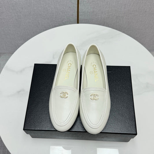 CHANEL LOAFERS 25S IN WHITE CALFSKIN GOLD HARDWARE WITH STONES