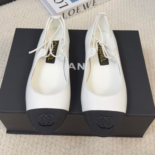 CHANEL FLAT MARY JANE PUMPS IN WHITE LAMBSKIN MIX BLACK FABRIC