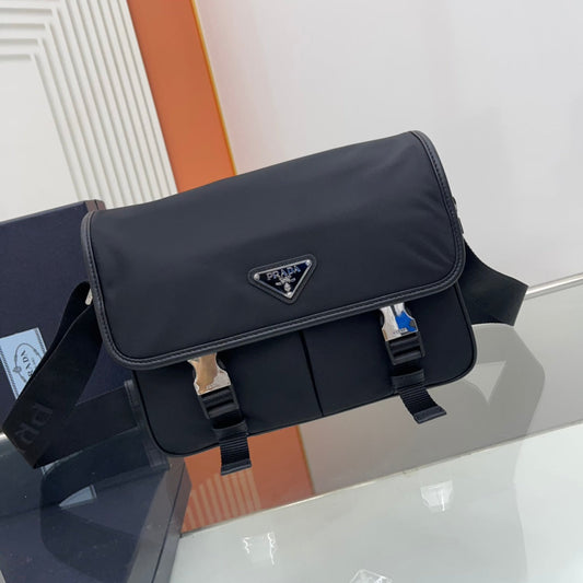 PRADA SMALL 26 SHOULDERBAG IN BLACK SAFFIANO LEATHER